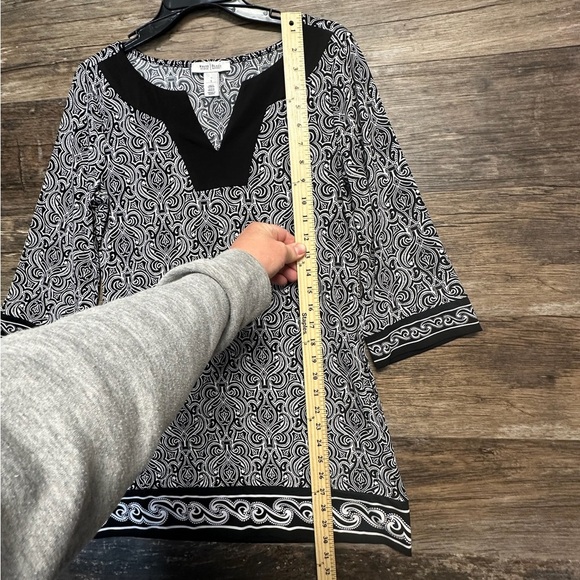 White House Black Market Black and White Tunic Dress with V-Neck - Picture 3 of 5